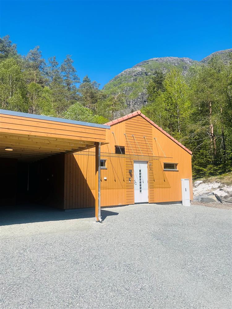 Fasade og carport av rekrutteringsbustad - Klikk for stort bilete