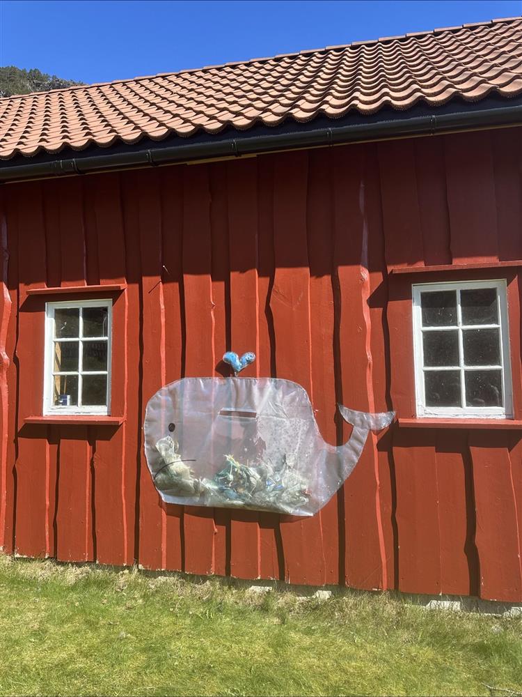 Plukking av søppel - Klikk for stort bilete