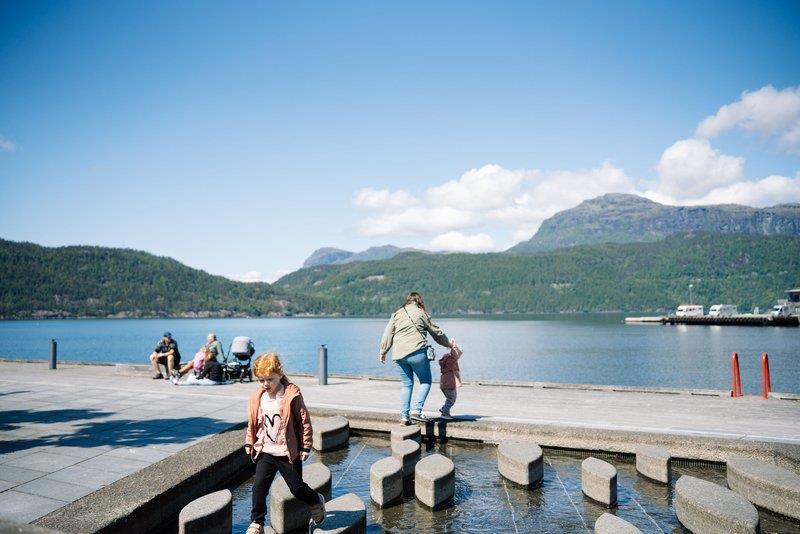 Mennesker på Ryfylkedagane fjorden som bakgrunn