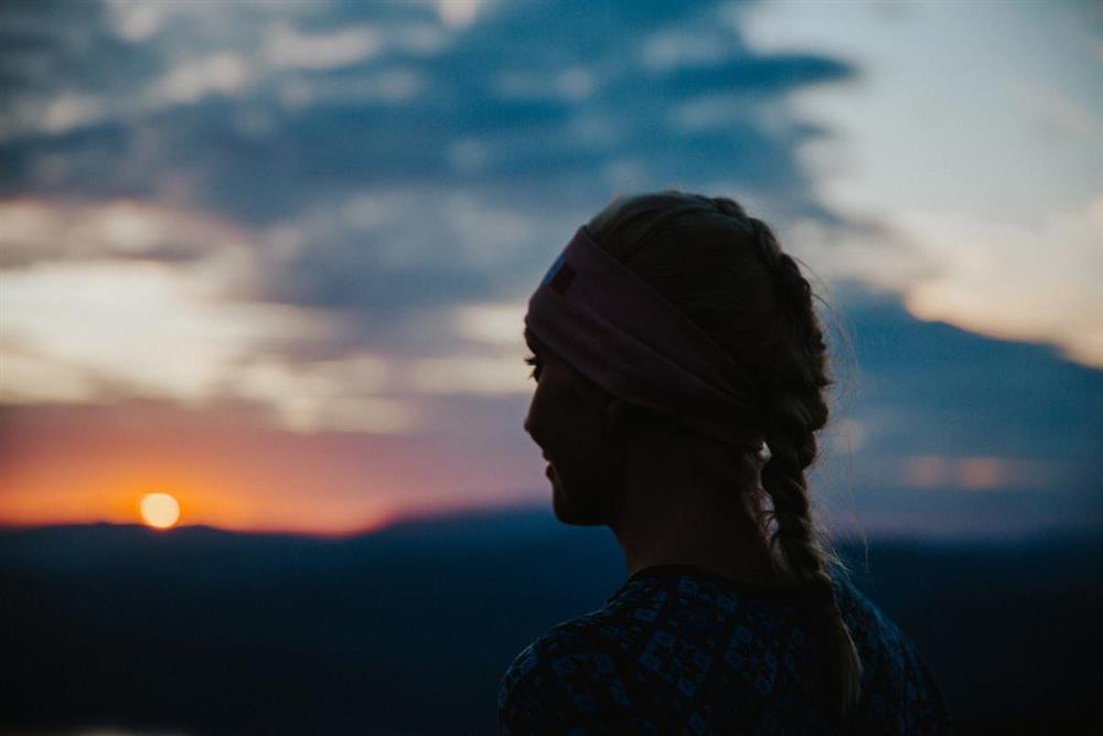 Siluett av kvinne i solnedgang